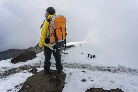 Man with backpack trekking in mountains. Foto stock