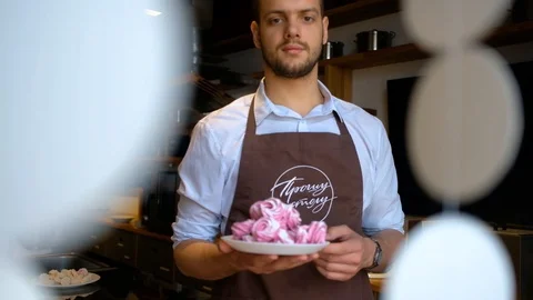 Man baker or pastry chef with marshmallow dessert in bakery 스톡 동영상 128724581