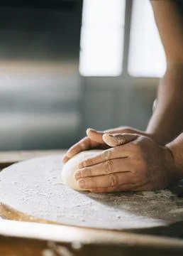 Man baking bread in the kitchen. Stockfoto's