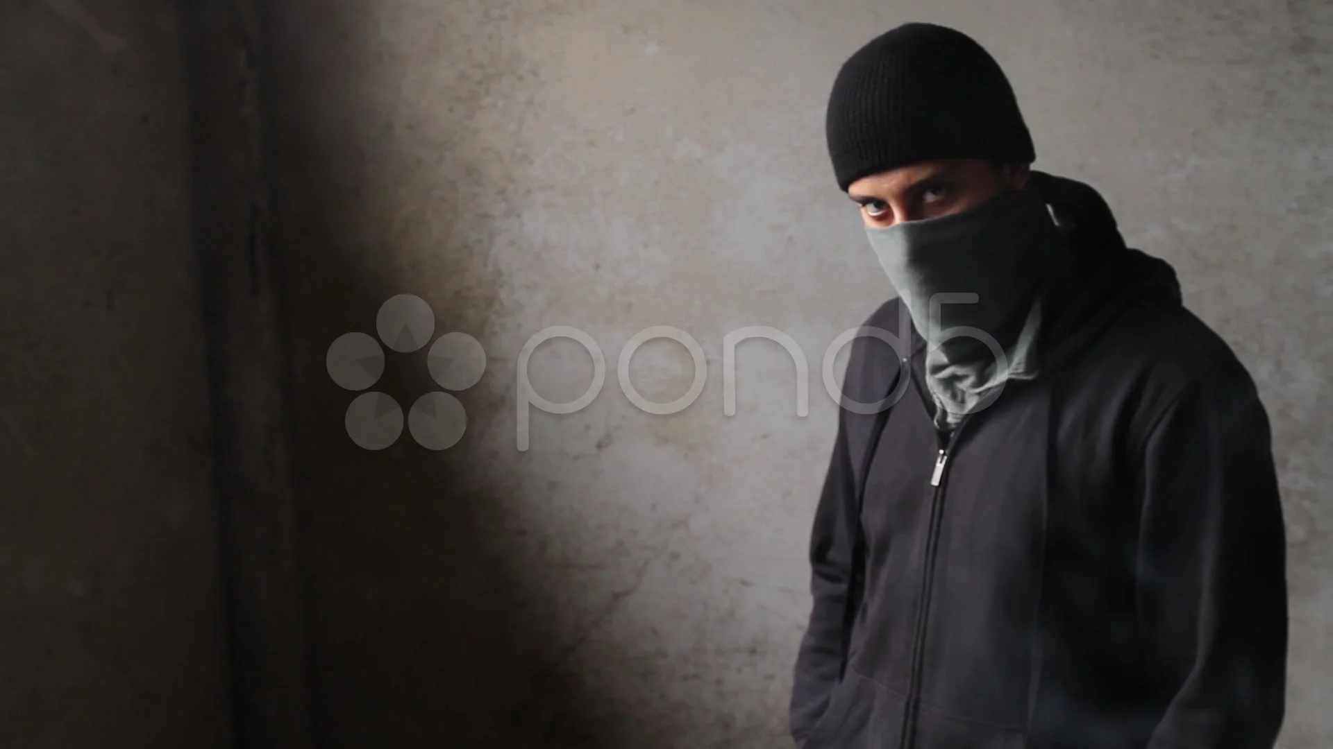 Immagini Stock - Uomo D'affari Criminale Con Balaclava In Ufficio. Image  77165576