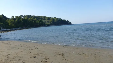 Man Barefoot Passing By on Beach Vídeo Stock 54914794
