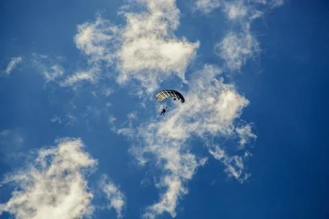 Man bas jumping in a parachute Foto stock