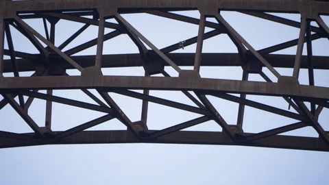 Man Base Jumping Off Bridge and Pulling Parachute, Slow Motion Vídeos de archivo 127469325