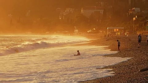 A man bathes in the waves in a storm Видео 80558274