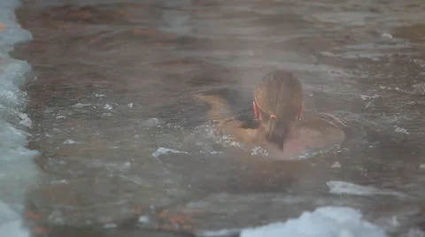 Man Bathing In An Ice-Hole Vídeos de archivo 61811197
