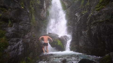 Man bathing in a waterfall Video stock 115026845