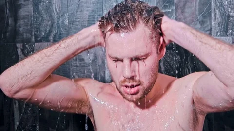 Man In The Bathroom 動画素材 78630206