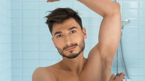 Man in bathroom Stockbeeldmateriaal 103967355