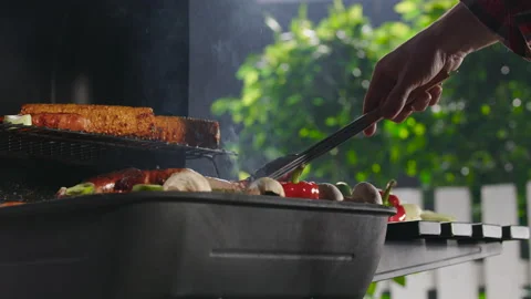 Man BBQ Chef Cooking Sausages Charcoal Grill Stockbeeldmateriaal 211734876