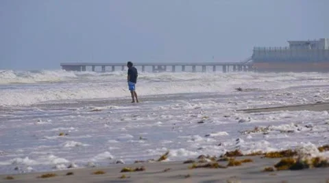 Man on the beach looking at rough surf Vídeo Stock 8948851