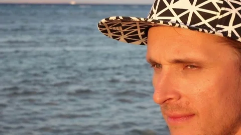 Man on the beach looking at the sunset Vidéo 82320191