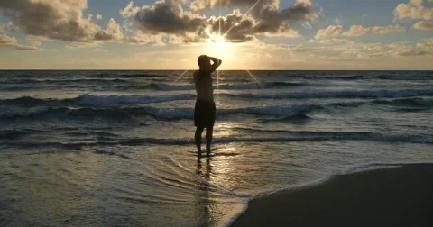 Man at beach for sunrise Vidéo 57905372