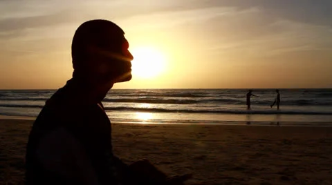 Man on the beach at sunset Vídeos de archivo 22537737