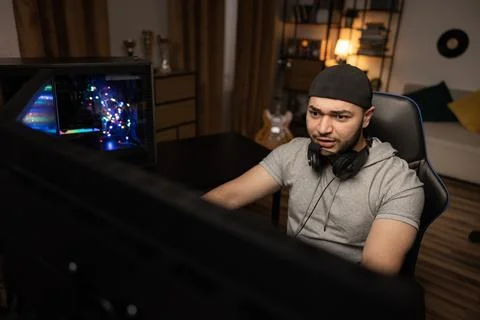 Man with beard in cap professional expert programming database creation computer 库存照片