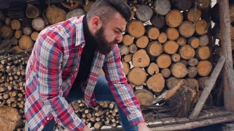 A man with a beard with a chainsaw 動画素材 72465563