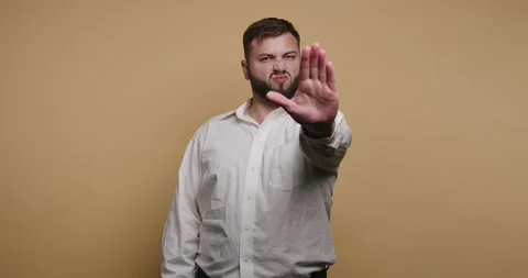 Man with beard performs hand gestures in a studio setting during a creative.. Vídeo Stock 326797690