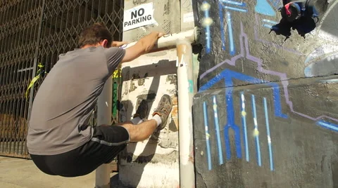 A man with a beard using a wall and urban environment to work out. 스톡 동영상 67981233