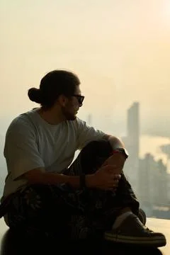 Man from behind looking at King Power Mahanakhon, Bangkok, 31 Thailand, 2025 Stockfoto's