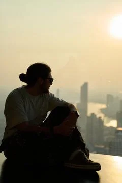 Man from behind looking at King Power Mahanakhon, Bangkok, 31 Thailand, 2025 Fotos de archivo