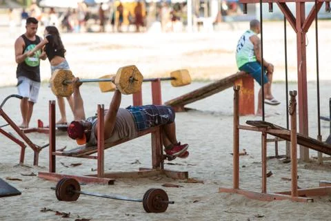 Man Bench Presses Using Crude Equipment At Outdoor Brazil Gym Foto stock