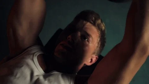 Man on bench pumping muscles Vidéo 77878086