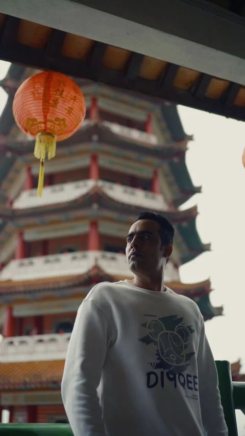 Man Beneath Red Lantern at Chin Swee Temple Malaysia Vidéo 336032795