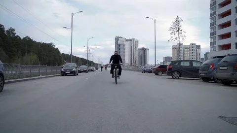 Man on bicycle in city 库存影片 76778657