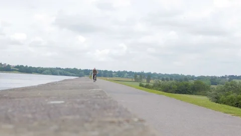 Man on bike 動画素材 99049065