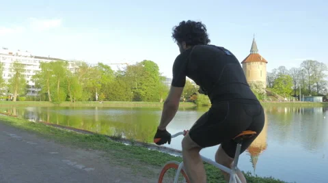 Man Biking in Park Stockbeeldmateriaal 50042213