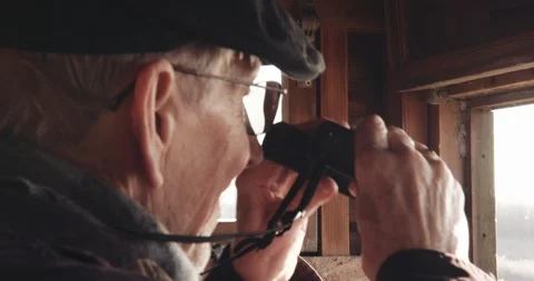 Man bird watching Vidéo 129848418