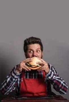 Man biting black hamburger Foto stock