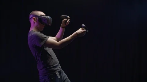 Man on Black background Experiencing VR in Slow Motion Video stock 118602617