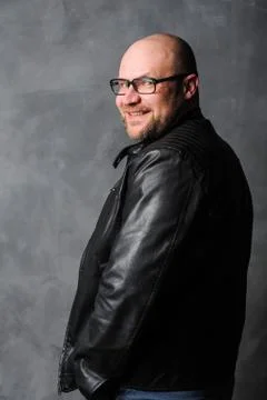 A man in a black leather jacket Foto stock