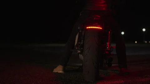 Man in black leather jacket removes highway pegs of his motorcycle and drives Vidéo 292926357