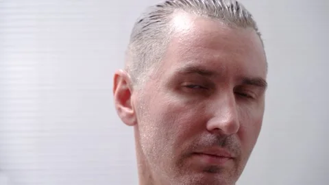 Man with bleaching paint on his head examines himself 库存影片 156071135