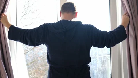 Man blinds the hotel window close-up 動画素材 155900102