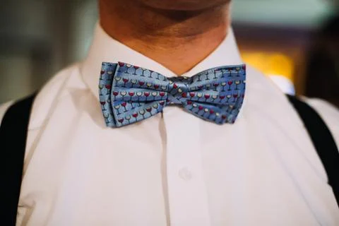 Man in a blue bowtie getting ready Foto stock