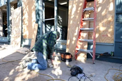 Man Boarding Up Windows in Ferguson Foto stock