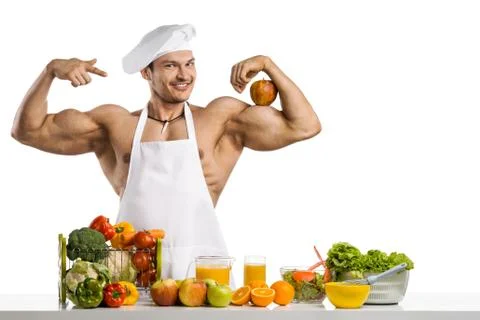 Man bodybuilder cook with apple on biceps Foto stock