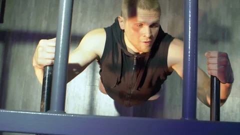 Man bodybuilder doing pull ups 動画素材 114440267