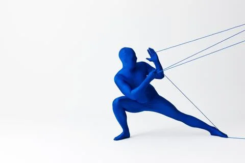 Man in bodysuit playing with string Foto stock