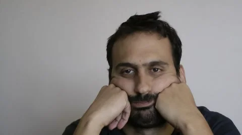 Man is bored during a conversation/class. Vídeos de archivo 56470106