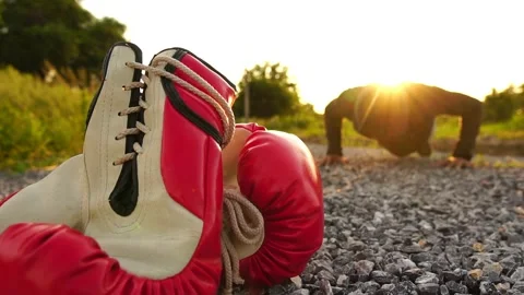 Man boxer training on sunset at outdoor park Vídeos de archivo 159079306