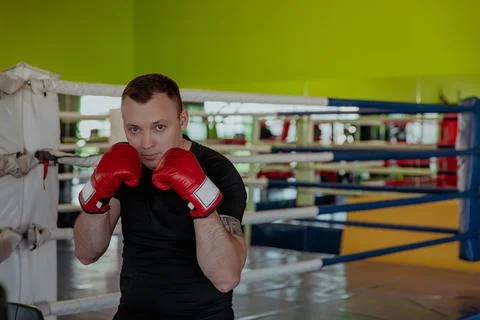 Man in boxing gloves in the ring Foto stock