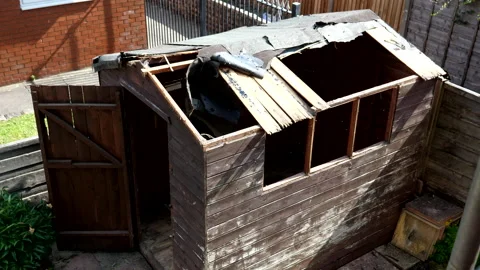 Man is breaking down an old garden shed Vídeos de archivo 133174617