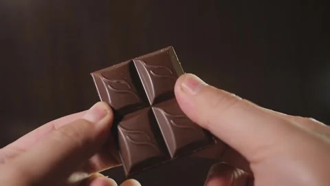 Man breaks a bar of chocolate Vídeo Stock 165991758