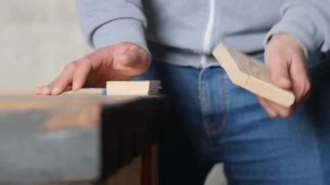 Man breaks a board in half after gluing with homemade glue Vídeos de archivo 154254420