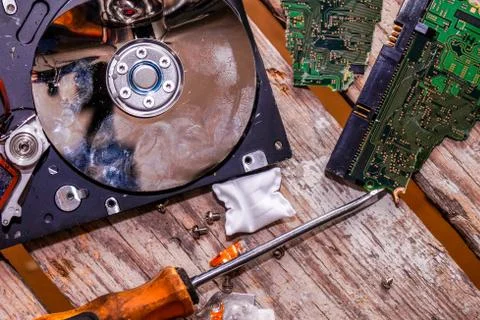 A man breaks a computer using locksmith tools. Foto stock