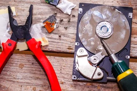 A man breaks a computer using locksmith tools. Foto stock