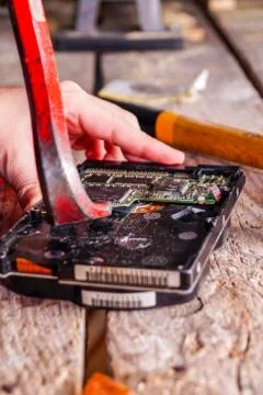 A man breaks a computer using locksmith tools. Foto stock
